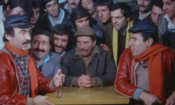 <p><b>MNBS MUAVNLER:</b></p>  Minibslerin idar kadrosu, ofr ve yardmcs olan "Muavin"lerden ibaretti. Bu ahslarn grevi cret toplamak ve yolculuk boyunca aracn kapsn yarm ap kapya aslarak rtkanlk yapmakt. Aracn gidecei hemen tm duraklar bir rpda bararak sayan ve ounlukla yalar 15-25 aras genlerden oluan muavinler, bellerine asl deri para antalar tarlard. Pratik ve hesapta becerikliydiler. Gzlerinden kaan yolcu olmazd. 1985`den sonra muavinler yasakland ve her minibste sadece tek bir ofr olmasna karar verildi.