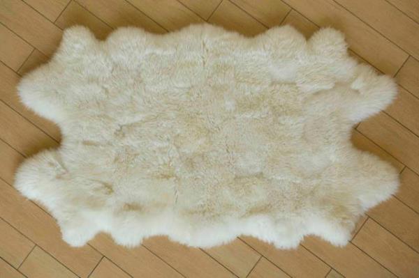 <p><b>KOYUN POSTUNDAN YAYGILAR:</b></p>  70`li yllar denenmemilerin denendii yllar olduundan dolay, o yllarda evlerde enteresan bir yenilik daha yerini ald; "koyun postundan yayglar"... ounlukla kurban bayramn mteakip, kesilen hayvann postu biraz alacal ya da bol tylyse, herhangi bir hayr kurumuna verilmek yerine zel birtakm ilemlerden geirilerek ykatlp temizletildikten sonra, kokular olabildiince giderilir, alt ksmlar tabaklatlr, tyleri parlatlarak yumuatlr ve de daire kapsnn girii ya da misafir odasnn ortas gibi evin en grnen bir yerine yaylrd. Postlar bunca ilemden getikten sonra deforme olup pelte gibi iyice kendilerini saldklar iin, grenlerde, zerinden tr ya da silindir getikten sonra dmdz bir vaziyette odann ortasna yapm l bir kuzu intiba uyandran bu yayglar, zerlerine basldnda muambann veya tan zerinde kolaylkla kayarak, basanlar sk sk drme zelliine de sahiptiler. 80`lerden sonra insanlar bu yanltan dndler ve evlerine normal kilimler ve hallar sermeye baladlar.