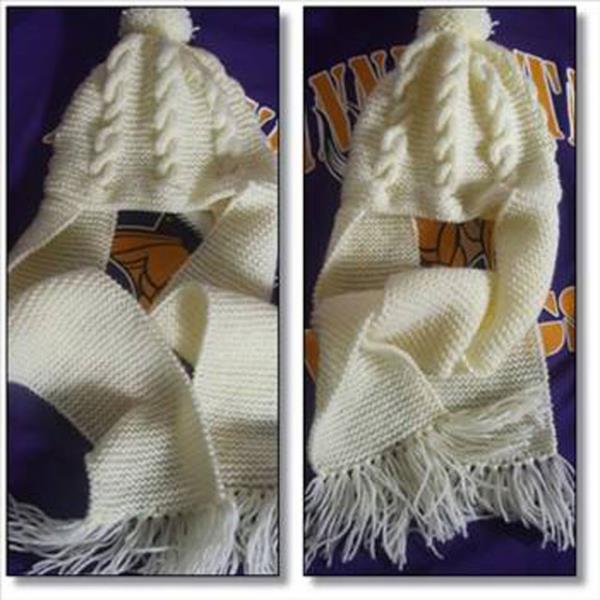 <p><b>YNDEN ASTRONOT BALIKLARI: </b></p>  Aya ilk insann ayak bast 1969 ylndan sonra, astronot balklarndan esinlenerek moda olan ocuk balklar vard. Hemen her ocuun en az bir adet ynden astronot bal olup, bunlar eitli renklerde ve genelde -astronotlarda olsa olduka komik kaaca kesin- tepelerinde birer ponpon ihtiva ederlerdi. Tek paradan mteekkil bu teknolojik(!) koruyucularn n ksmndaki ak blmnden, giyen ocuun gzleri ve burnu gzkrd. Az ksmn tamamyla rttnden dolay, ayrca kakol sarlmasna gerek kalmazd. Balk kafaya skca yaptndan, karldklarnda salar pslak ve ekilsiz grnmlerini bir sre korurlard.