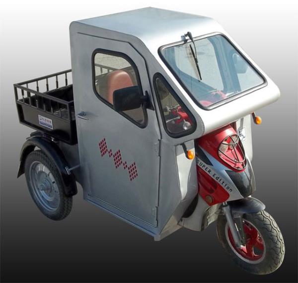 <p><b>MOTOSKLET KABNLER: </b></p>  Motosikleti olanlarn yarsndan ounun bir de kabini olurdu. Motorun sa tarafna balanp karlabilen bu kabinler kapsz ve tek koltukluydular. Sadece sa taraflarnda tekerlekleri olurdu. nlerinde rzgr kesici bombeli bir de camlar vard. Kabinin arkasnda da kk bir bagajlar bulunurdu. kinci Dnya Sava srasnda Nazi askerlerinin ska kullandna filmlerde ahit olduumuz bu dual aralar, stanbul`da genellikle motoru kullanan ahsn eini ve ocuklarn tama grevi stlenmilerdi. Kabinin arlndan dolay hzlar yaryarya dse de, dengeleri durduklar zaman da bozulmadndan dolay, daha gvenli bir havalar vard. Yal havalarda stleri tenteyle kapanabilen modelleri de vard. Kimi kabinlerin koltuklar karlarak, ileri eya ve malzeme tayacak ekle de getirilirdi.