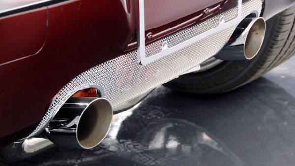 <p><b>EGZOST BORUSU IKARTILMI OTOMOBLLER:</b></p>  1970`lerde ve 80`lerin sonlarna kadar, zellikle genler arasnda Murat-124 marka otomobillerin egzost borular kartlarak sokak aralarnda hzla dolama modas vard. Egzost borusu olmayan otomobil ok kuvvetli bir mide-barsak gurultusu ile ar zorlanarak yellenme sesi aras bir grlt karrd. Bu otomobillerin koltuklar ounlukla koyun postuyla kaplanm olur ve tavanyla arka camlarn i ksmlarna arlkl olarak mor ya da krmz ince lambalar monte edilmi olurdu. Pioneer marka kasetli teyplerinde srekli Orhan Gencebay ya da Ferdi Tayfur alard. n ve arka amurluklar ise zel kaplama olurdu. n camn iine olabilen herey ss eyas olarak asl dururdu. Camn arkasnda da o yllarda moda olan ve ou arabada birer tane bulunan, arabann hareketiyle birlikte kafas saa-sola titreen oyuncak bir de kpek bulunurdu. Arabann turlama esnasnda kard bu enteresan sesin nereden geldiini grmek iin ou insann evlerin pencerelerinden dar uzanmalarna yol aan Murat-124 marka otomobillerin 90`larda yollardan ekilmesiyle bu moda da rafa kalkt.