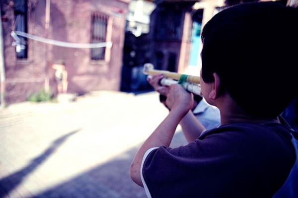 <p><b>KAIT KLAH FIRLATMA BORULARI:</b></p>  ocuklarn, nalburlardan ortalama 30 santim uzunlukta kestirerek satn aldklar gri renkli, sert plastik su borular, 70`li ve 80`li yllarda, onlarn hain emellerine alet olan bir silh eklinde kullanldlar. Cephaneleri, defterlerinden kopardklar dikdrtgen ktlar olup, ocuklar bunlar bellerindeki kemere tomar halinde tuttururlard. Ak kalm bir pencere grdklerinde derhal bu tomardan bir kt koparp, ucu sivriltilmi bir klh haline getirerek borunun ucuna sokarlar ve ardndan da nian aldklar istikamete doru flerlerdi. Klh ok gibi borunun br ucundan frlar ve pencereden ieriye hzla girerdi. Bu oyun, genelde yaz tatillerinde ocuklara mthi zevk veren bir elence olmakla birlikte, onca ileri arasnda misafir odalarn doldurmu bu davetsiz misafirleri toplayarak imha etmek zorunda kalan ev kadnlar iin ayn ey sylenemezdi. stanbul`un otuz dereceyi aan bunaltc gnlerinde kaml hain veletler uzaklaana kadar mecburen camlar kapatlrd. Bazen de ocuklar kendi aralarnda gruplar oluturarak birbirleriyle klh sava yaparlard. Daha azgnca olanlar kt klhn sivri ksmnn ucuna bir de toplu ine sapladklar iin birtakm istenmeyen kazalar da meydana gelirdi.