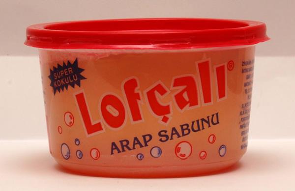 <p><b>ARAP SABUNU: </b></p>  Deterjanlarn gnmzdeki gibi youn bir biimde henz gnlk hayata girmedii yllarda, temizlik ilerinde ounlukla arap sabunu ya da beyaz kalp sabunlar kullanlrd. Kalp sabuna nazaran temizleme kabiliyeti daha yksek olan "arap sabunlar" bakkallarda, kesif kokusundan dolay dkknn genellikle dna konulan bir tenekenin iinde muhafaza edilirler, bakkal tarafndan metal bir kak yardmyla, naylon torbann iine doldurulduktan sonra tartlarak satlrlard. Grntleri itibaryla adal-smks kvamlarndan, sar renklerinden ve kendilerine has olduka itici kokularndan beklenmeyen temizleme zellikleri, onlarn bulak hari hemen her yerde kullanlmalarna neden olurdu. Yerlerin, merdivenlerin, muambalarn, amarlarn artlmas ilemlerinde kadnlarn en byk yardmcs olan arap sabunlar, artk gnmzde iyice gzden dtler. Bu sabunlar satan bakkal da kalmad.