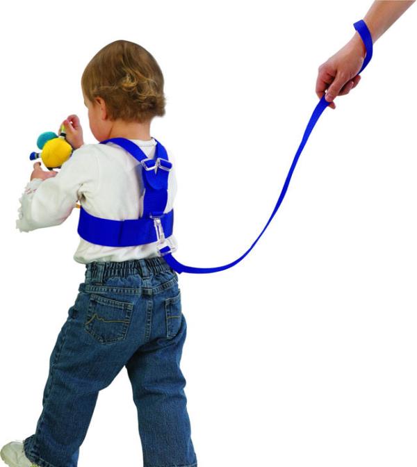 <p><b>OCUK ZAPTETME KAYILARI: </b></p>  Kk ocuklarn yolda yrrken saa-sola ani hareketlerle koarak herhangi bir kazaya uramalarn nlemek, bir nev dizginlemek iin kaylar icat edilmiti. Bebek maazalarnda satlan bu deri kaylar, yumurcan omuzlar ve koltukaltlarndan dolanarak balanrlard. Yaklak 1 metre uzunluundaki kayn ucu da ebeveynin elinde olurdu. ocuk, kay yardmyla sk sk frenlenirdi. Anne-babalar da hem ocuu kucakta tamak zahmetinden kurtulurlar, hem de gvenli bir ekilde ocuu bir lde serbest brakrlard. Grnt olarak gerekten de itici olan bu uygulama, 80`lerde tamamen yok oldu.