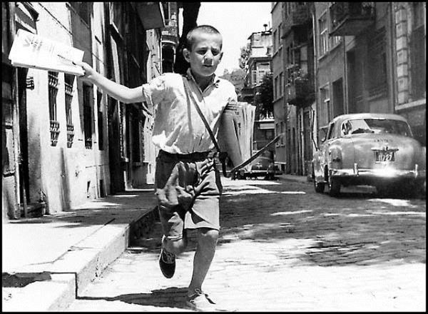 <p><b>AKAM GAZETELER:</b></p>  60`l ve 70`li yllarda radyo yaynlar kstl olduu ve televizyon da olmad iin gazeteler ok nemliydi. Gndz satlan gazetelere alternatif olarak akama doru 15-16`dan sonra "Akam" gazetesi adyla baz gazeteler baslr ve gn iindeki nemli olaylar ertesi gne sarkmadan sca scana bu akam gazetelerinde yer alrd. Datmlar daha ok vapur iskelelerinde, otobs duraklarnda ve tren istasyonlarnda olur ve i dal saatlerine denk getirilirdi. Bylece meraklsna 12 saatlik periyotlar halinde taze haber sunulurdu.