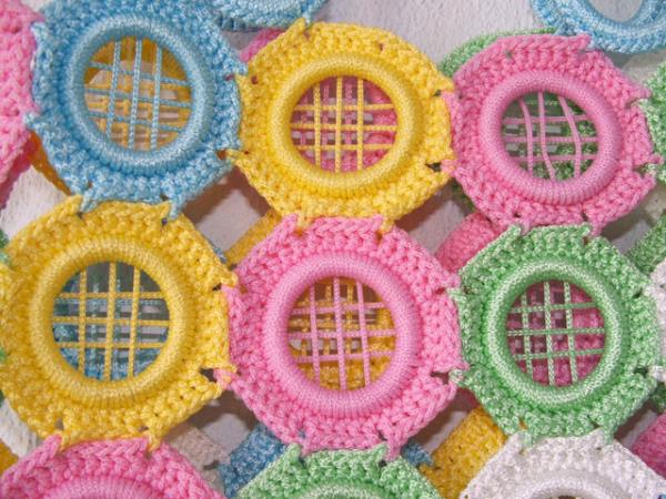 <p><b>MAKRAMELER: </b></p>  70`li yllarn sonunda balayp 80`li yllarn ortalarnda son bulan bir moda olarak ev hayatna giren makrameler, ev kadnlar tarafndan misafir odalarnn pencerelerine ya da oda kapsnn iki yanndaki pervazlara aslrlard. Makrame; balk a formunda rlm renkli iplerin iine konulmu bir iek sakss, yine bu iplerin tepede birleerek bir engelde son bulduu enteresan bir ss eyasyd. Daha ok dkml yapraklar olan iekler bunlarn iine yerletirilir ve evin muhtelif yerlerine aslrlard. Makramelerin alt ksmlar ve tayc ipleri de dkml boncuklarla sslenirdi. Farkl ekillerde olup, havada srekli sallanp duran makramelerin modelleri, kadnlar tarafndan kazak rnei alnr gibi birbirlerinden alnr-verilirdi. Kadn dergileri her hafta "Haydi hanmlar gelin, evde makrame yapalm!" gibi cezbedici (!) sloganlarla yapm ekleri yaynlarlard. Bunlarn iine oturtulan iei sulamak da biraz hner iiydi. nk gereinden fazla dklen su, bir sre sonra makramenin yksek irtifadan yere doru iemesine neden olur, etrafa srayan toprakl necis sular, pek de ho olmayan grntlere sebebiyet verirdi. Ne akla hizmeten icat edildii bilinmeyen makramelerin modas da 80`lerden sonra kalmad.