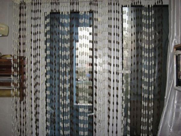 <p><b>BONCUKLU KASAP KAPILARI: </b></p>  Kasap dkknlarnn kaplarnda, zellikle yaz aylarnda kapy yere kadar tamamen rten, pervazn zerine tutturulmu dikey iplere dizili rengrenk boncuklardan oluan, genellikle sinek benzeri uucu haeratn ieriye girmesini engelleyen siperlikler olurdu. eriye girmeniz iin, bu boncuklar ortalarndan tutarak, uzun bir sa at kuyruu yapmak iin toplar gibi bir elinizle tutup kenara itmeniz yeterli olurdu.