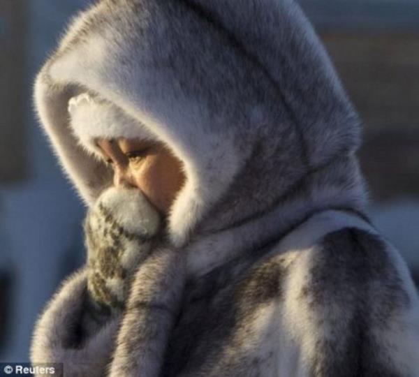 Yerli halk souktan korunmak iin ar kaln giyiniyor.