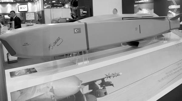 Testleri tamamlarak seri retime geen fzeler Trk Silahl Kuvvetleri'nin envanterine girdi.     <p>SOM fzesinin menzilinin 500 kilometreye karlmas iin de almalar devam ediyor.</p>