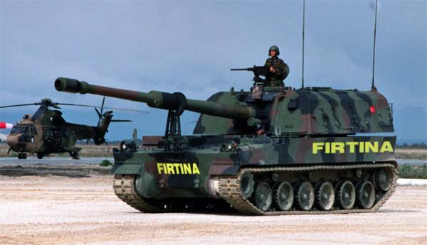 <p><b>T-155 FIRTINA OBS</b></p>    Trkiye'nin kendi rettii ilk topu sistemi olan T-155 Frtna obs, F-16 sava uaklarndan sonra en etkili silahlarn banda geliyor.   <p>Gelimi sspansiyon sistemi sayesinde engebeli arazi dahil her trl arazide rahata manevra yapabilen Frtna, hareket halindeyken 30 saniye iinde at grevine hazr olabiliyor. 1 dakika iinde 6 top at gerekletirebilen Frtna, at grevinin tamamlanmasnn ardndan 30 saniye iinde mevzi deitirebiliyor ve bylece dmann kar ateine maruz kalma riskini minimum dzeye indiriyor.</p>  Frtna'nn ASELSAN tarafndan gelitirilen zgn at kontrol sisteminin en nemli zellii, 8-25 kilometre aras mesafelere yaplan atlarda farkl namlu alarndan ardarda atlan  merminin, hedefe ayn anda ulamas ile  obsn at gcn tek bana karlayabilmesi.