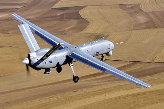 <p><b>ANKA - NSANSIZ HAVA ARACI</b></p>    Anka, 155 beygirlik dizel motor ile 24 saat havada kalacak ve benzerlerinden daha fazla yk tayacak. Gndz ve gece keif, gzetleme ve hedef tespiti yeteneklerinin en gelimilerine sahip uak otomatik olarak inip kalkabilecek.  <p>7 bine yakn paradan oluan ve byk oranda karbon kompozit malzemeden imal edilen uan gvde ve kanatlar ile radar grnrlnn dk olmasna zen gsterildi. Anka?nn 23 bin feet irtifaya kp 18 saat havada kalmas hedefleniyor.</p>