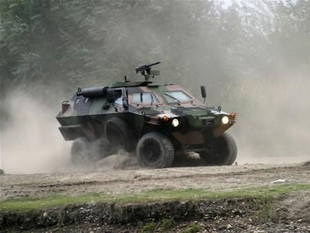 <p><b>COBRA - ZIRHLI TEKERLKL ARA</b></p>    Otokar Cobra, Otokar'n aratrma ve gelitirme ekibi tarafndan silahl kuvvetlerin zrhl tekerlekli ara (ACV) ihtiyac dorultusunda gelitirildi.  <p>9 personel tama kapasiteli lastik tekerlekli 4x4 Cobra Zrhl Arac deiik tiplerde retilmektedir. Aracn ayn zamanda amfibik versiyonu da bulunmaktadr. </p>