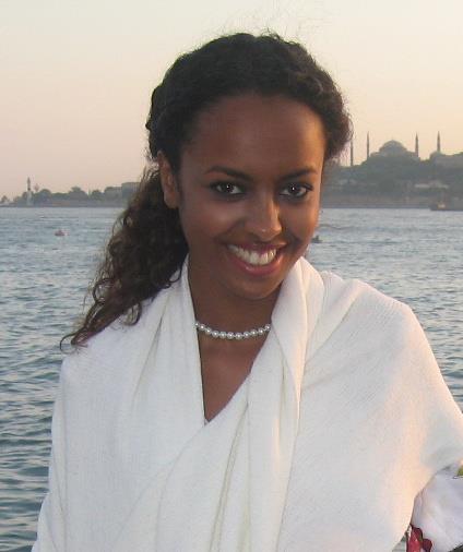 <p><b>Tu��e G�der</b></p>   2005 y�l�nda T�rkiye Mankenlik Krali�esi se�ilen ve evlendikten sonra mesle�i b�rakan Tu��e G�der'in tesett�re girdi�i iddia ediliyor.