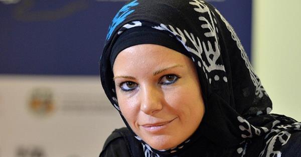 <p><b>Burcu �etinkaya </b></p>   �nl� rallicinin bu s�zleri g�ndeme damga vurmu�tu: 10 sene �nce sigaray� 6 y�l �nce de alkol� b�rakt�m. 3 y�l �nce namaz k�lmaya ba�lad�m. Bunlar hep yava� yava� oldu.