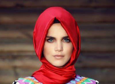 <p><b>Tu��e Kazaz</b></p>   Namaz da k�l�yorum, oru� da tutuyorum. Art�k her ge�en g�n daha da huzurluyum. �slamiyet'i do�ru bulmad���m i�in reddetmi� de�ilim. Sadece kayna�amam��t�m. ��renmeye ba�lad�k�a �slamiyet'le yeniden b�t�nle�tim. G�stermelik de�il, samimi ve ger�ek bir d�n���m ya��yorum. O d�nemler sokakta kar��la�t���m insanlardan �ok sert tepkilerde ald���m oldu. Ama hi� birine diyecek laf�m yok.