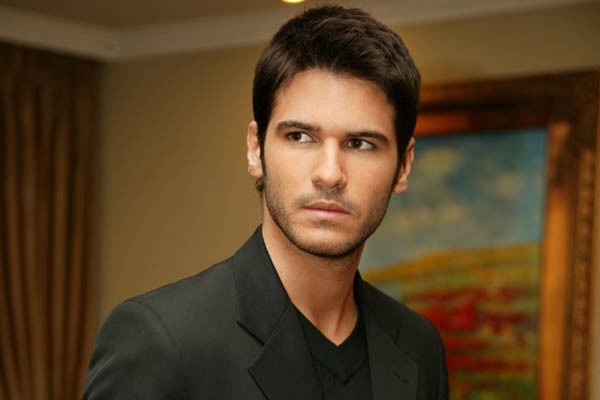 <p><b>Tolgahan Say��man</b></p>   "Elimden geldi�ince dini inan�lar�m� yerine getirmeye �al���yorum. Namaz�m� da k�l�yorum"