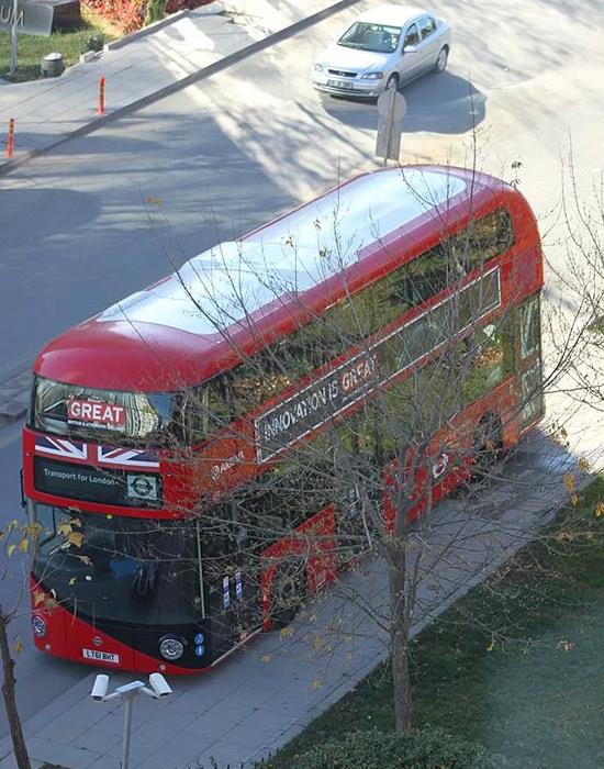 Londrann ift katl otobslerinden bir tanesi yolunu kaybetmi olacak ki, birka gndr Ankarada esrarengiz bir ekilde geziniyor. Ancak Ankarann havasndan mdr, suyundan mdr bilmiyoruz; hemen ortama ayak uydurmu, kaldrma park etmi.