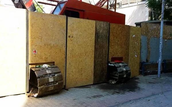 Perdenin arkasna saklanan i makinesi. 'Ayaklarn grnyor irin ey.'