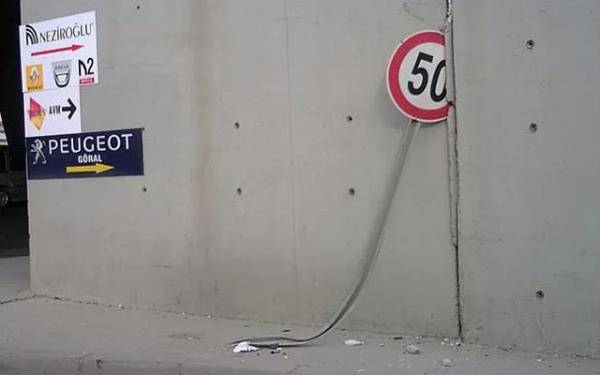 'Gurban olaym 50yle gidin' diye dizlerinin zerine km yalvaran trafik iareti