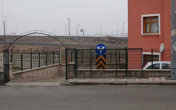 . Benden duymu olmayn; ama u tarafa doru gidebilirsiniz. Beni grmediniz tamam m!