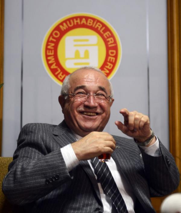 Siyasetin souk yz bazen yerini scak ve elenceli anlara brakabiliyor. Ciddi durularyla bilinen baz siyasetiler dahi baz anlar geliyor ki kendilerini kahkaha atarken bulabiliyor. te siyasetin o bilinen kavgalarndan, tartmalarndan uzak, izleyeni bile glmseten o samimi ve elenceli kareler....