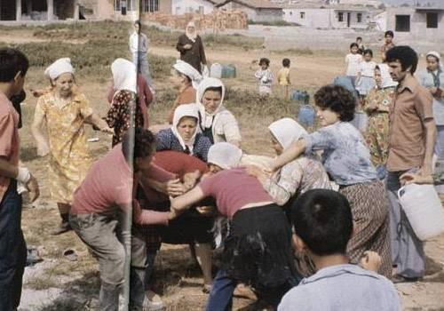 1975 ylnn Kadky rnektepe'sinde mahalleli bir kova su iin sa saa ba baa birbirine girdi.