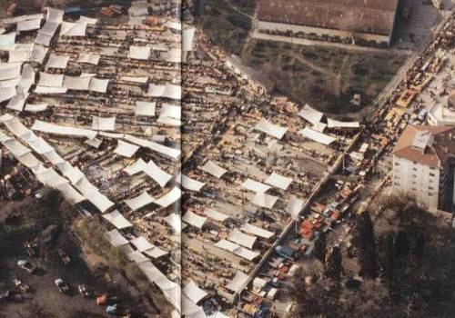 <b>stanbul'un 1970'li yllarnda ekilen bu fotoraflar insan adeta gemie gtryor. Fotoraflarda Beyazt, Aksaray, Laleli, Galata gibi birok yerin 1970'li yllara ait karesi var. Bakalm hatrlayacak msnz?</b>    <p>1978 ylnn Kadky'nde nl Sal pazar objektiflere ite byle yansm.</p>