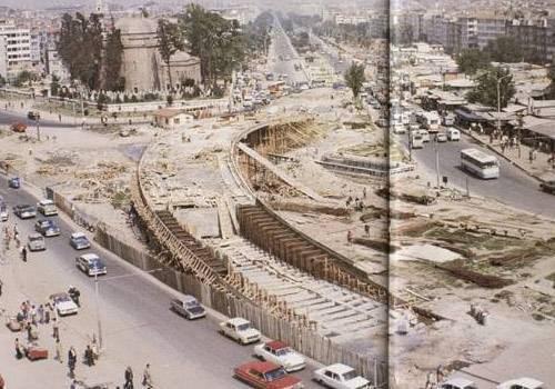 Fotorafta 1974'te ina edilen Aksaray st geidi ve civar grlyor.