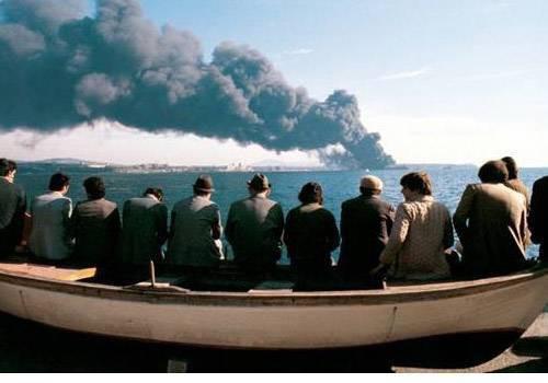 Fotorafta stanbul'lularn 1979 ylnda Haydarpaa nlerinde Yunan Bandral gemiyle arpan Independenta tankerinin yann seyretmesi grlyor...