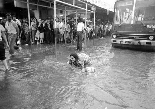 Fotorafta 1983 ylnda aniden bastran yamurun fotoraf yer alyor...