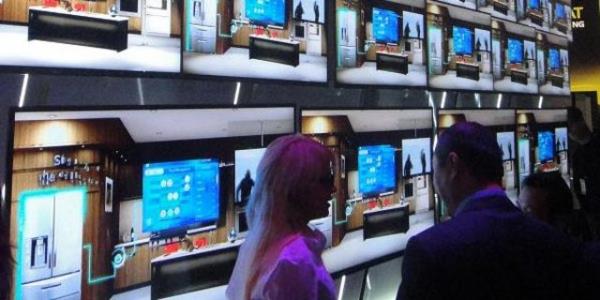 Ayrca gelien teknoloji ile artk istediiniz program beklemek zorunda kalmyorsunuz. Daha nce kaydettiiniz ya da internet ortamnda bulunan programlar -zellikle dizileri- annda izleyebiliyorsunuz. Diziler, programlar ve sevilen yapmlar iin harcanan paralarn yannda tv dnyasnda dnen reklamlarn ekonomik bykl dudak uuklatc. ster inann ister inanmayn film endstrisi tvlerin yanna bile yaklaamyor. 10.8 milyarlk film endstrisi 364 milyar dolarlk tv endstrisinin yannda erez kalyor.