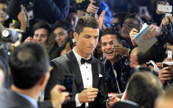 Yaygn bir yanl dzeltmek isterim. C.Ronaldo ald dl komple bir sporcu olduu iin ald. Messi`den belki de fark budur.