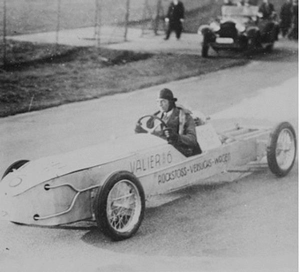 1930'da alkolle alan roketin yakt tanknn patlamas sonucu ld.