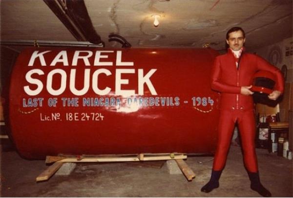 7- Karel Soucek aslnda profesyonel bir dublrd ama iinde bir mucit ak barndryordu. Yksekten atlamay mmkn klacak bir ok emici gelitiren Soucek bu tuhaf krmz arala Niagara elalelerinden atlamay baard.