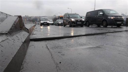 Hali'te bulunan Unkapan Kprs'nden geenler grdkleri manzara karsnda korkuya kapldlar...