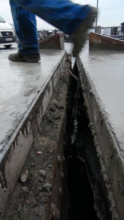 Gemi geileri iin alp kapanabilen Unkapan kprsnde meydana gelen aklk hem ara srcleri hemde kaldrmda yryen yayalar iin tehlike oluturuyor.
