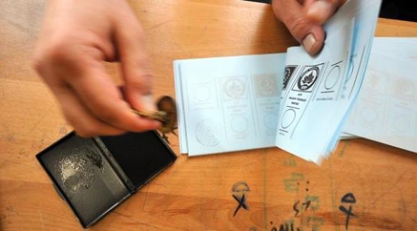 <p><b>Gezici Aratrma 30 Bykehirde, vatandan siyasi parti tercihlerini tespit etmek iin anket yapt.</b></p>    Aratrma 28 Aralk 2013 - 5 Ocak 2014 tarihleri arasnda farkl sosyo - demografik gruba mensup kiilerden, ya cinsiyet ve eitim kotalarna gre tesadfi yntemle seilerek 30 Bykehir rneklemi olarak toplam 43.988 denek ile yz yze grlerek gerekletirildi.     <p>Yaplan bu aratrmada 0,95 gven snrlar iinde, hata pay /- 1,6 olarak hesapland.</p>