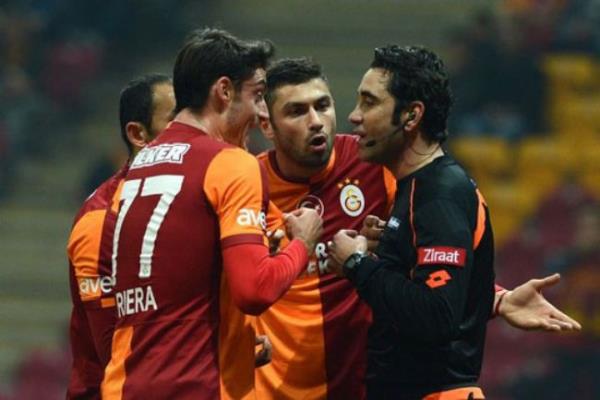 @Aslanice17 Bruma sezonu kapad Amrabat yine gol att Yekta gitti Riera gitmem diyor Hajrovic'in lisans yok Alex gelecek ama oynamayacak bu ne lan