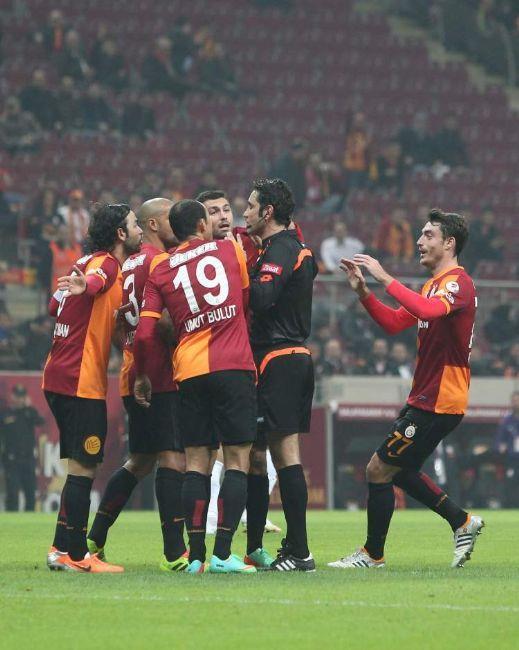 @mrUYAR- Abi Amrabat le ya gnderelim gitsin (Bruma sakatlanr) -Amrabat bileklerine hakim,adam eksiltebiliyor, sper adam. Hem gol de att bugn :(