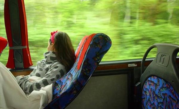 Koltuun neredeyse kucanzda uyuyacak ekilde yatran teyze