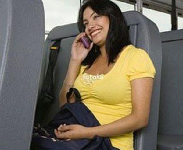 Yol boyunca sevgilisiyle konuan deiik sesli kz