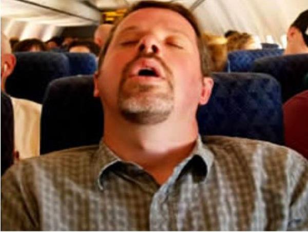 Otobs hareket eder etmez uyumaya balayan adam