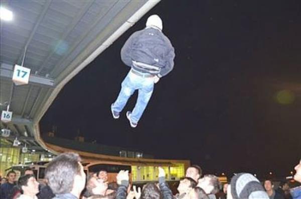 Otobse binmeden nce havaya frlatlan EN BYK ASKER BZM ASKER