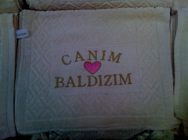 Mola yerindeki alveri merkezinde CANIM X havlusu satan adam