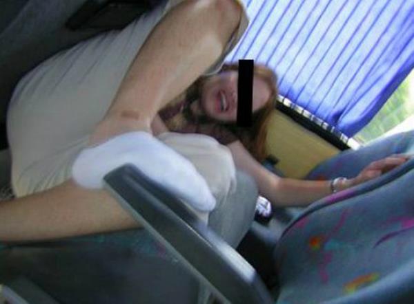 Yanndaki bo koltua ayakkablarn karp yatan gen