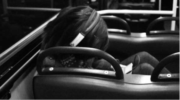 Tm otobse mzik yayn yapan kulaklkl kz