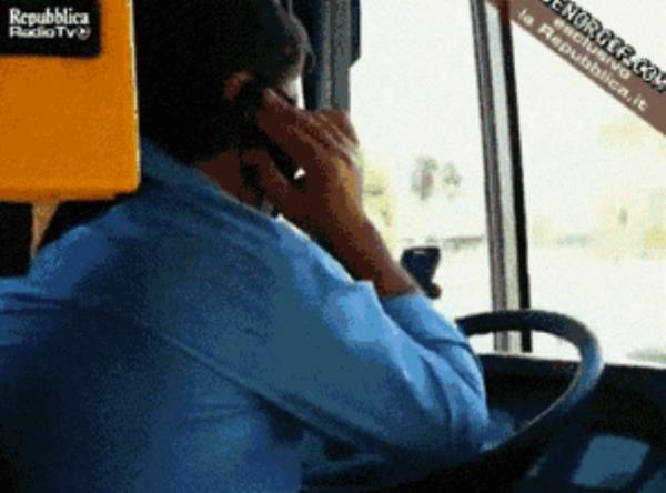 Telefonla konuup, ksk sesli arabesk mzik dinleyen otobs ofr