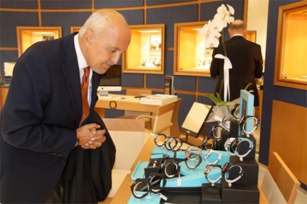 Telefon balants: Arabasyla durduruldu ve karld, baka bir bilgimiz yok.   <p>Birand: He, bu kadar yani, sadece Malatya'dan karken grld yle mi? </p>  <p>Telefon balants: Manastr'dan!</p>