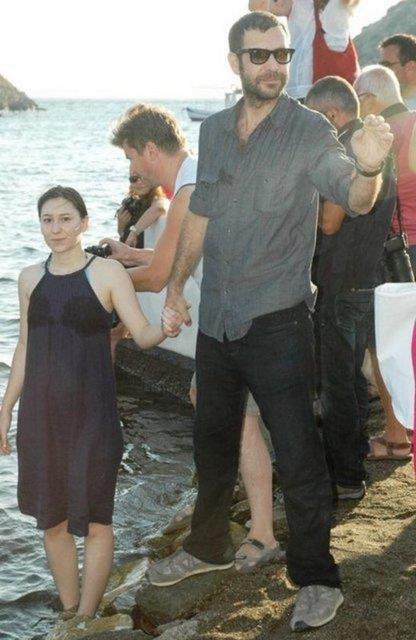 D�n ak�am saatlerinde fenala�arak Bodrum'daki �zel bir hastanenin yo�un bak�m �nitesine kald�r�na Nejat ��ler'e sanat�� dostlar�ndan ge�mi� olsun mesajlar� ya��yor.