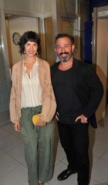 <p><b>ESPR� GER�EK OLDU</b></p>  Cem Y�lmaz'�n son g�sterisinde yapt���, "Yeni evliyim ve �ok da mutluyum ama Allah korusun, bo�anmalarda kad�nlar mal�n-m�lk�n yar�s�n� istiyor. 700 daireyi nas�l veririm han�ma?" esprisi Ahu Ya�tu'yla yapt��� bo�anma protokol�nde ger�ek oldu.